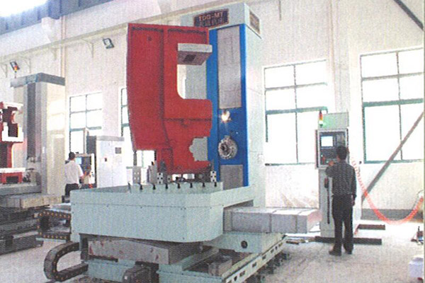 How many professional talents are needed for the birth of an injection molding machine?